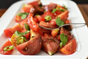 Tomato Basil Salad | Vegan | Elkeliving.com