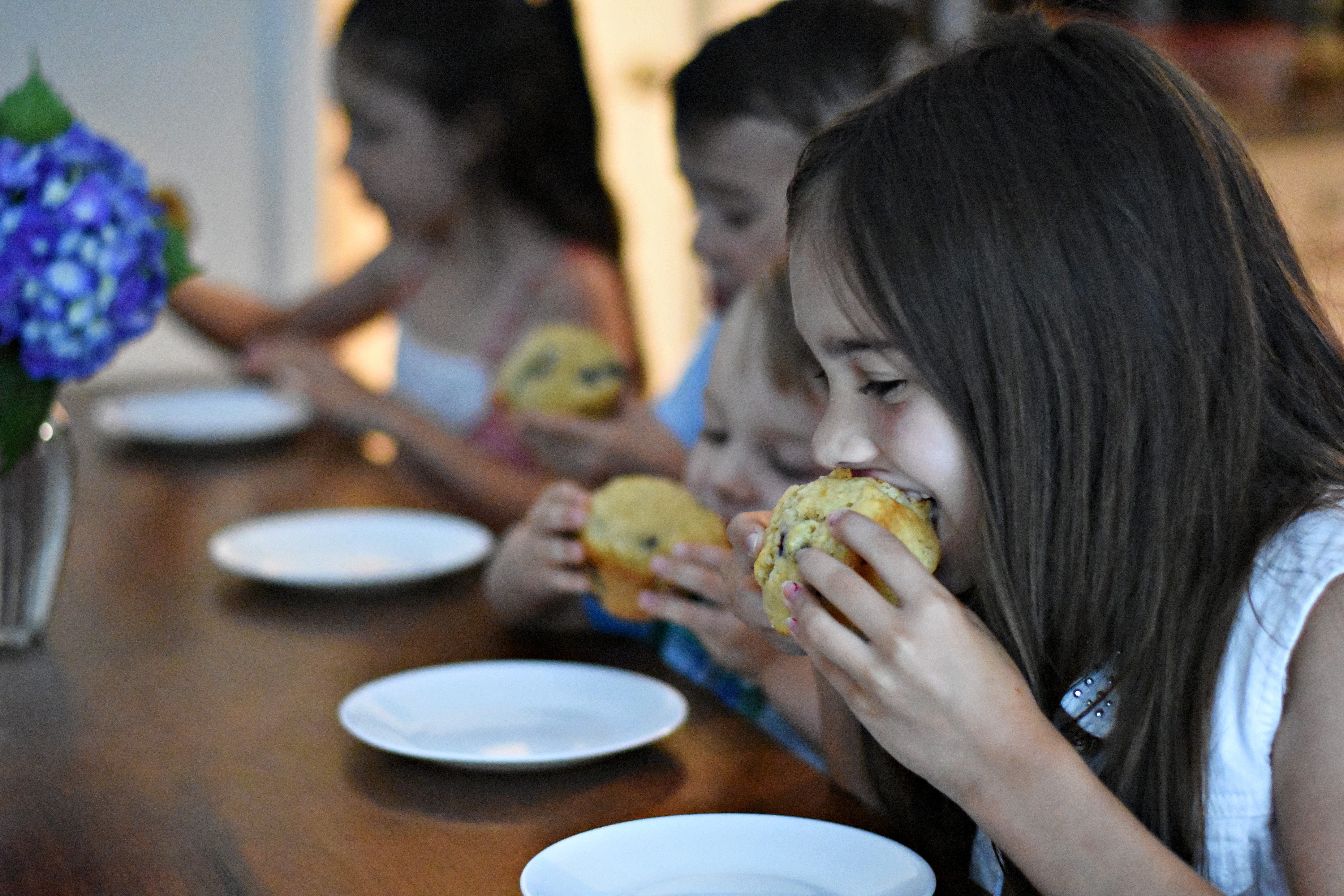 kids eating muffins