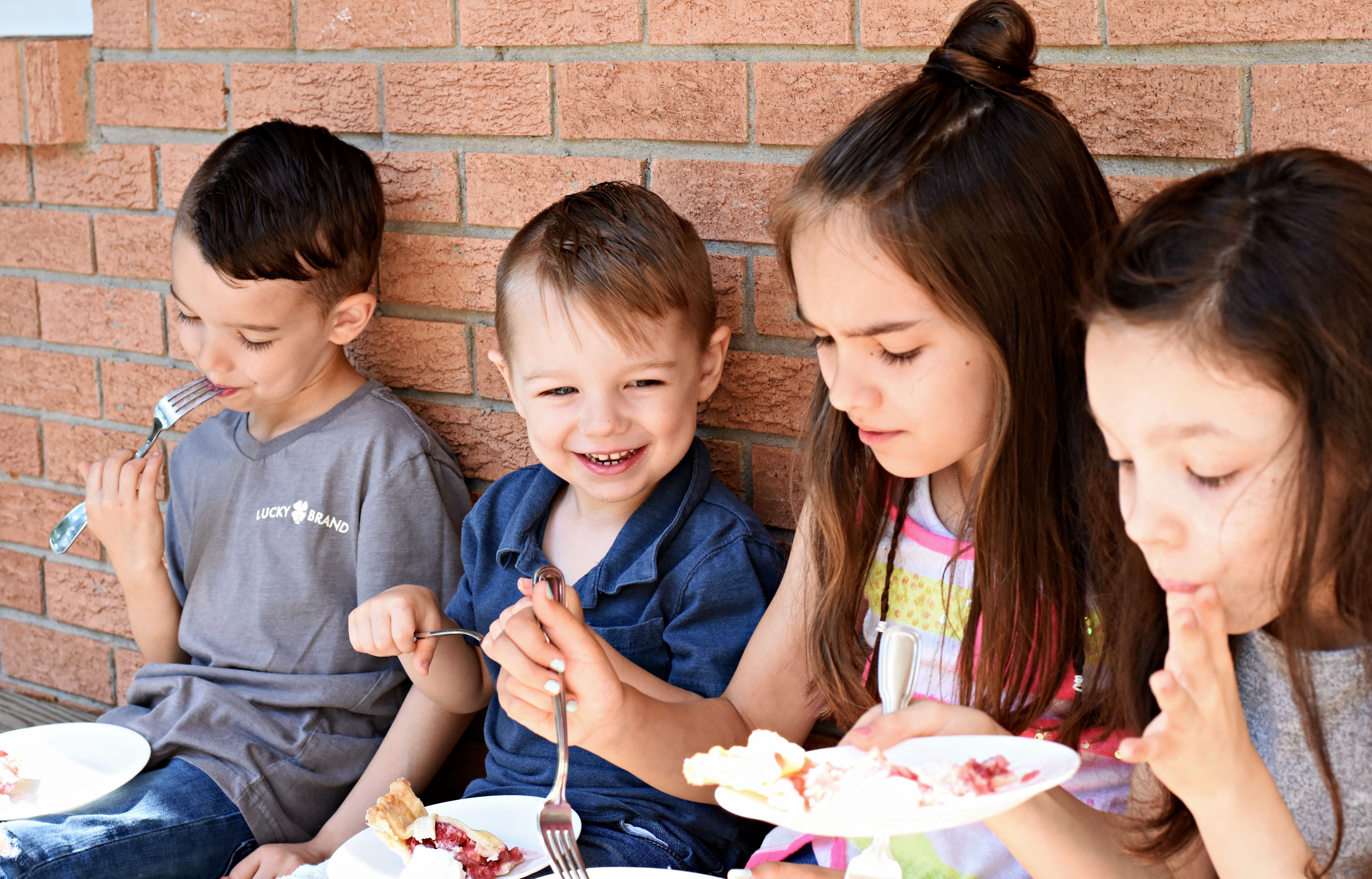 kids eating pie