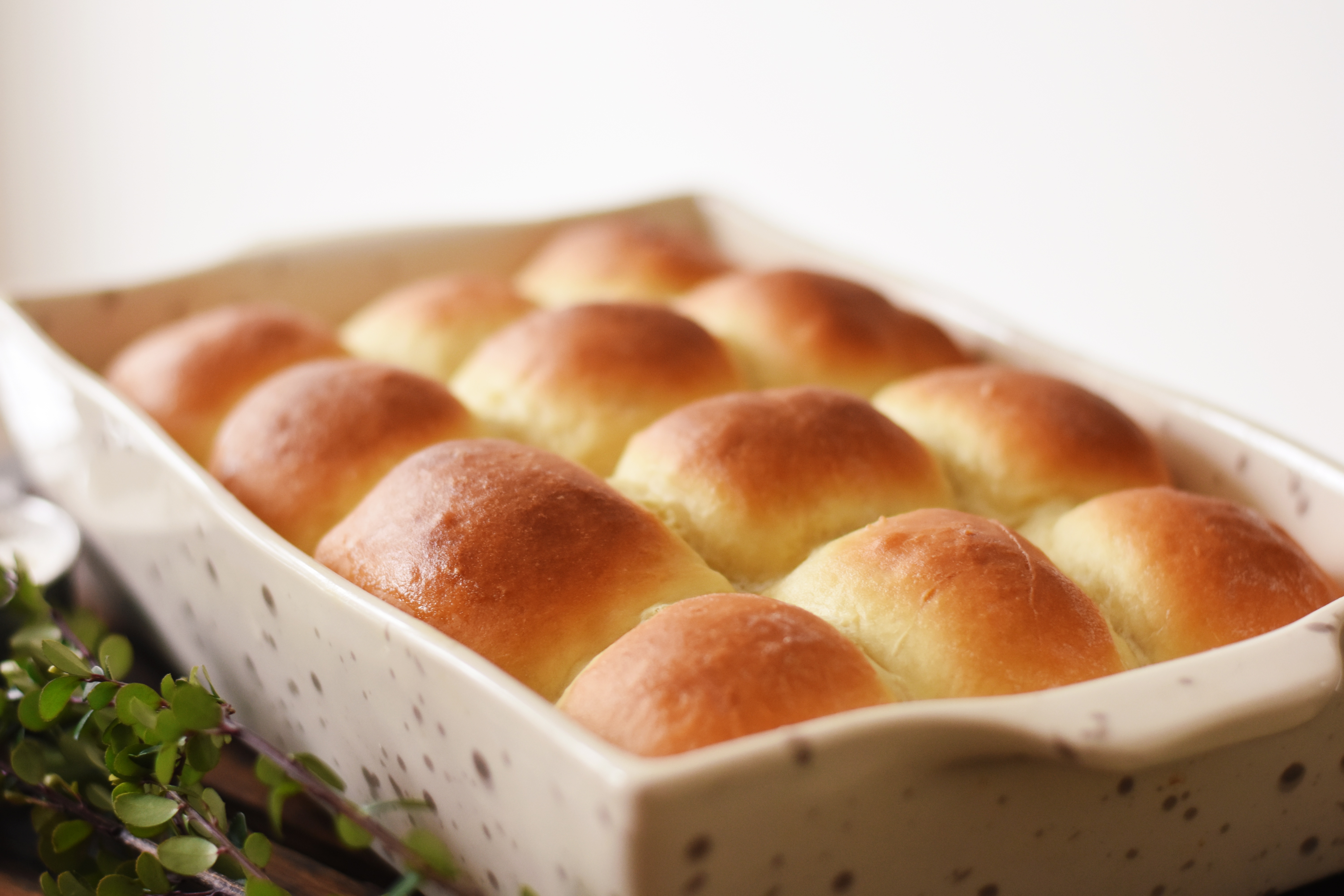 Best Traditional Dinner Rolls - fluffy and buttery! elkeliving.com