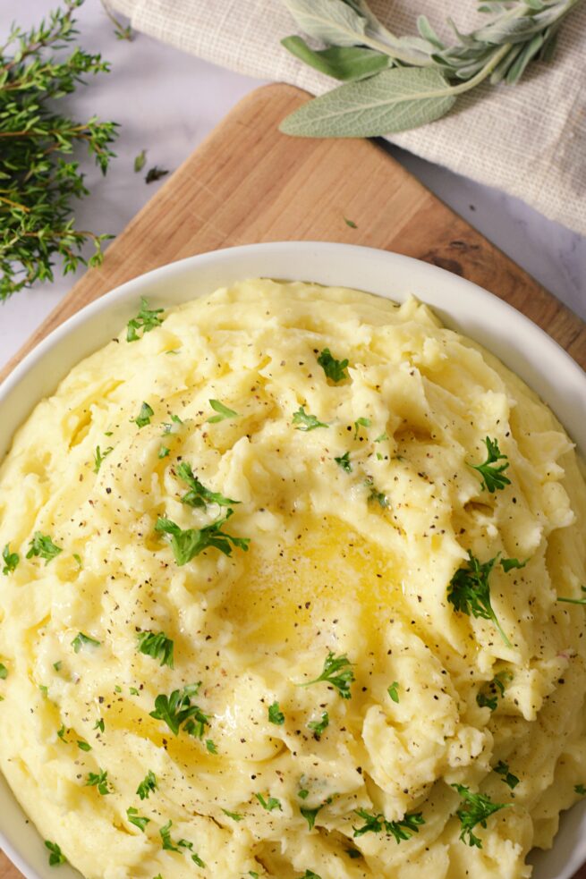 Garlic and Herb Mashed Potatoes | Vegetarian | elkeliving.com