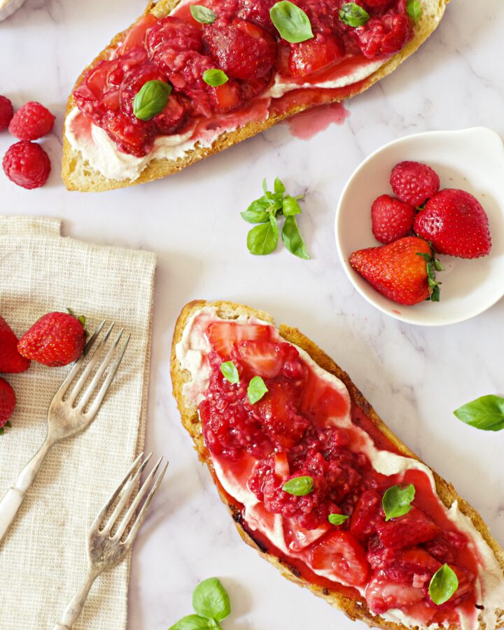 Ricotta toast with berries