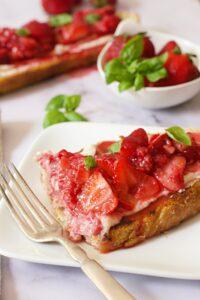 Ricotta toast with berries